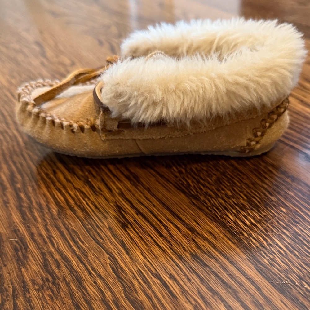 Minnetonka Tan Suede Moccasins with Cream Lining - Picture 12 of 12